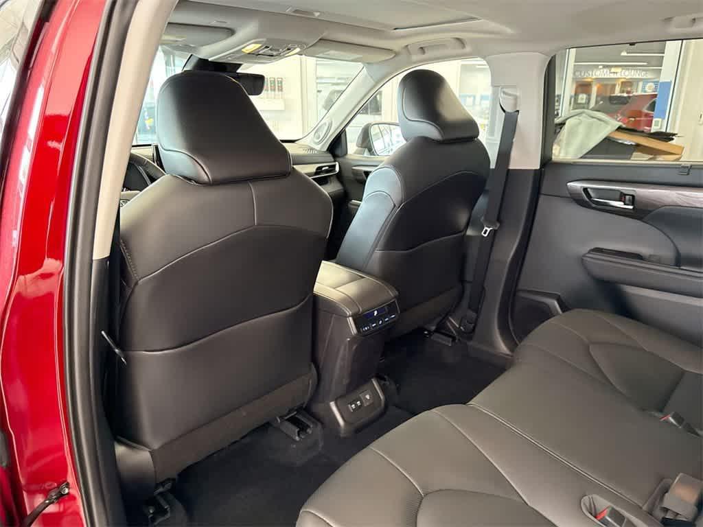 used 2021 Toyota Highlander car, priced at $40,674