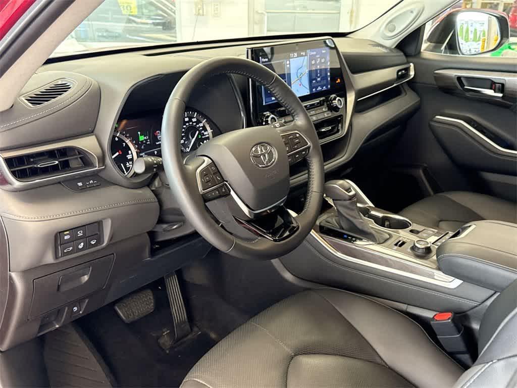 used 2021 Toyota Highlander car, priced at $40,674