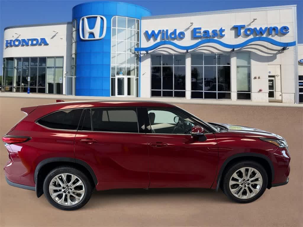 used 2021 Toyota Highlander car, priced at $40,674