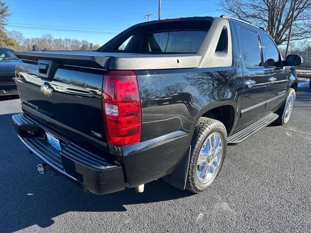 used 2009 Chevrolet Avalanche car, priced at $16,995