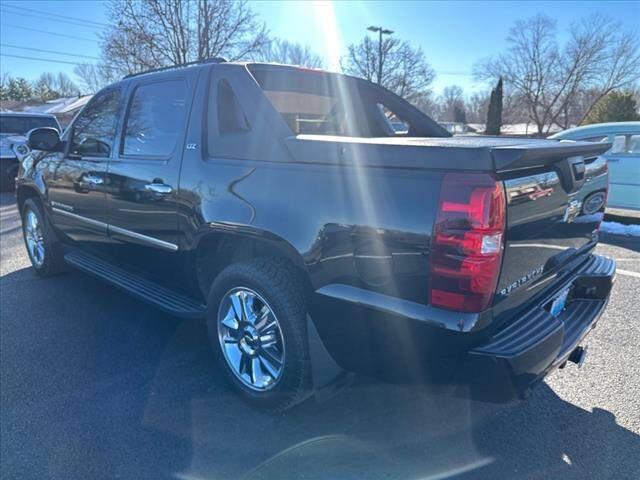 used 2009 Chevrolet Avalanche car, priced at $16,995