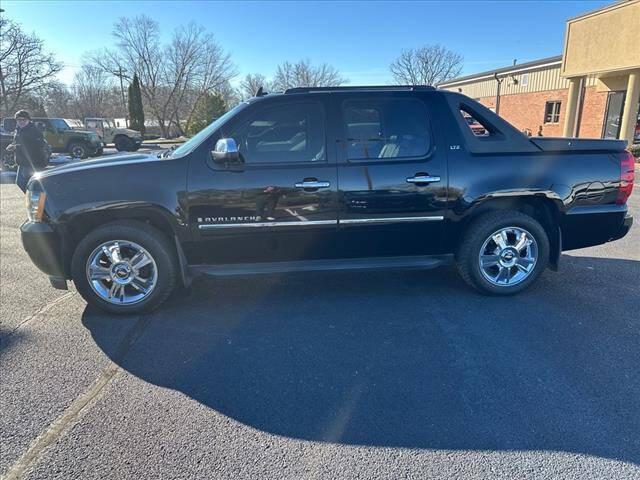 used 2009 Chevrolet Avalanche car, priced at $16,995