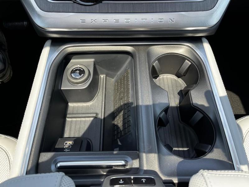new 2025 Ford Expedition car