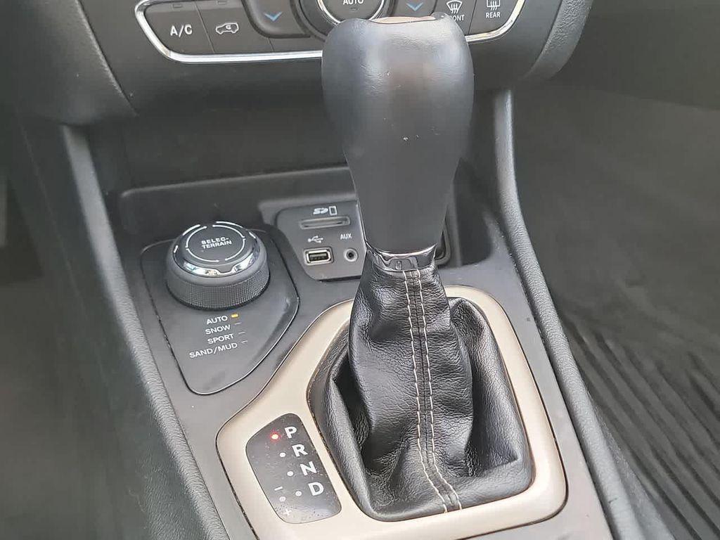 used 2015 Jeep Cherokee car, priced at $10,995
