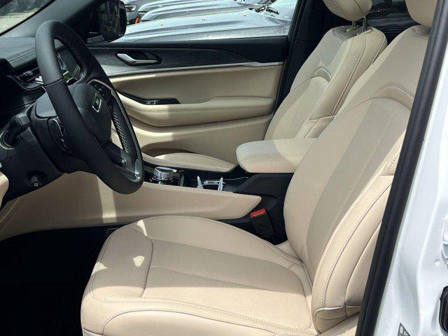 new 2025 Jeep Grand Cherokee car, priced at $42,527