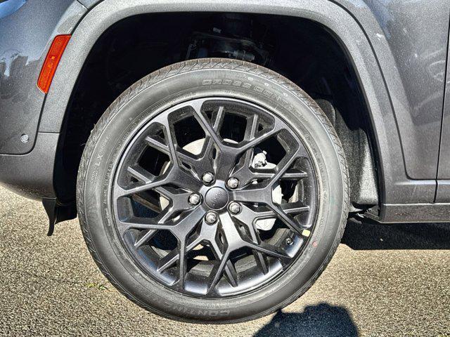 new 2025 Jeep Grand Cherokee car, priced at $54,576