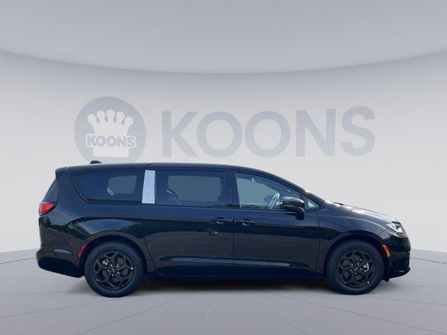 new 2024 Chrysler Pacifica Hybrid car, priced at $48,865