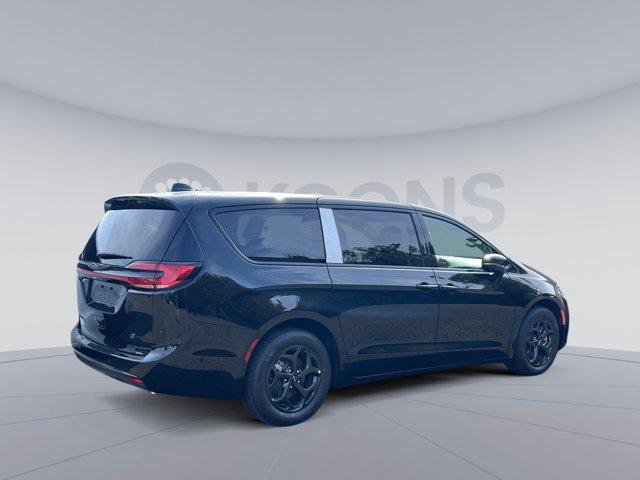 new 2024 Chrysler Pacifica Hybrid car, priced at $48,865