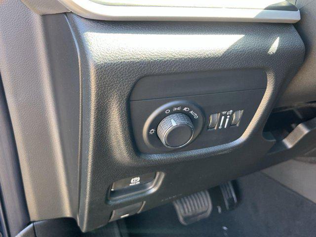 new 2025 Jeep Grand Cherokee car, priced at $38,182