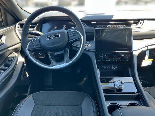 new 2025 Jeep Grand Cherokee car, priced at $38,182