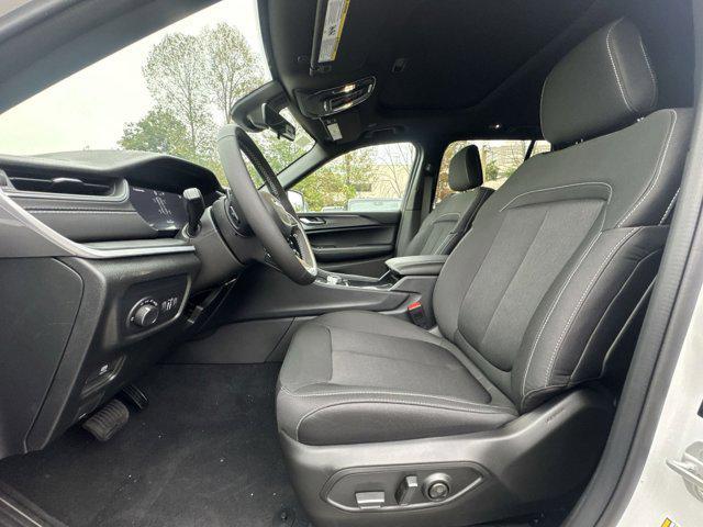 new 2025 Jeep Grand Cherokee car, priced at $36,989