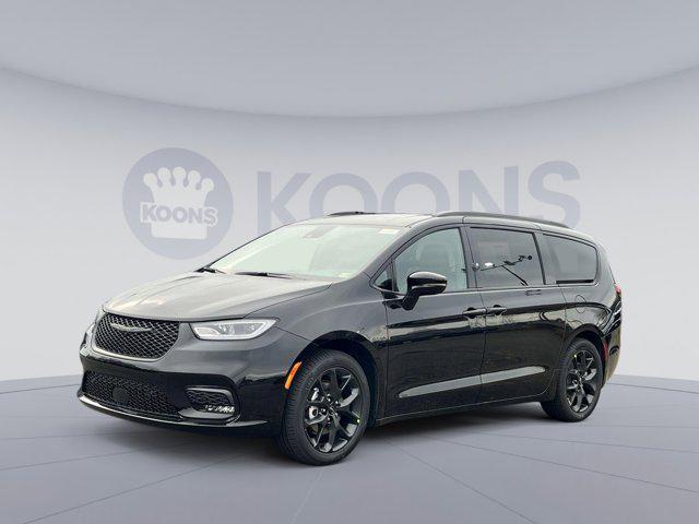 new 2025 Chrysler Pacifica car, priced at $45,718