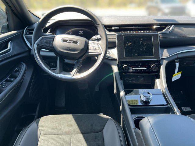 new 2025 Jeep Grand Cherokee car, priced at $38,182