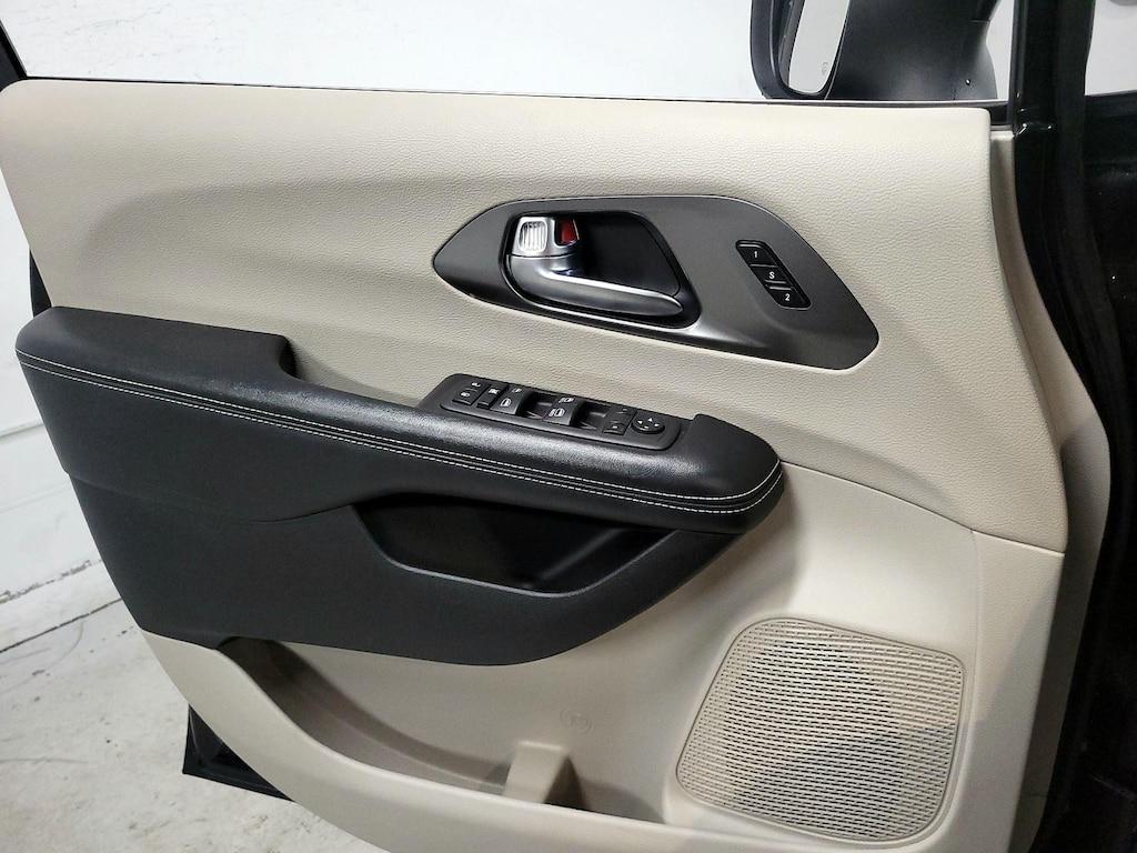 used 2023 Chrysler Pacifica car, priced at $25,998