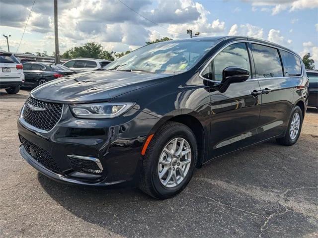 new 2024 Chrysler Pacifica car, priced at $40,005