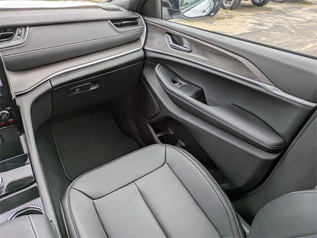 new 2025 Jeep Grand Cherokee car, priced at $41,528