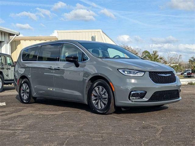 new 2025 Chrysler Pacifica Hybrid car, priced at $48,020