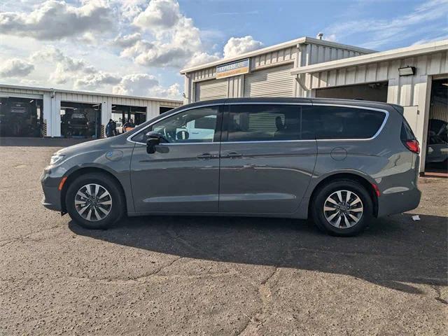 new 2025 Chrysler Pacifica Hybrid car, priced at $48,020