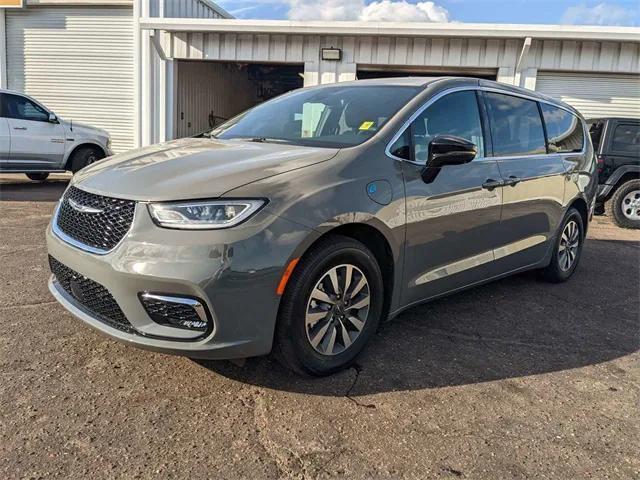 new 2025 Chrysler Pacifica Hybrid car, priced at $48,020