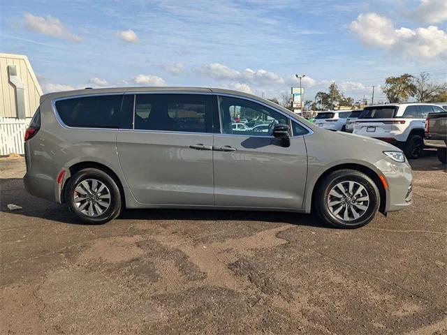 new 2025 Chrysler Pacifica Hybrid car, priced at $48,020