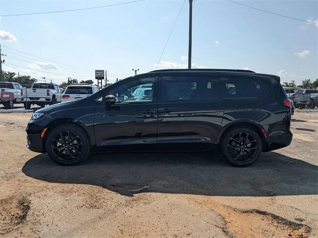 new 2024 Chrysler Pacifica car, priced at $42,026