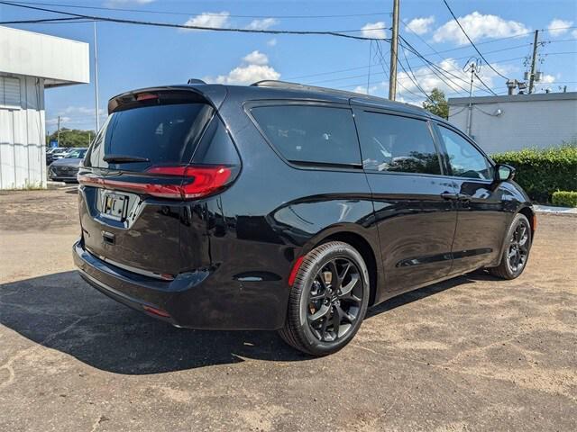 new 2024 Chrysler Pacifica car, priced at $42,026