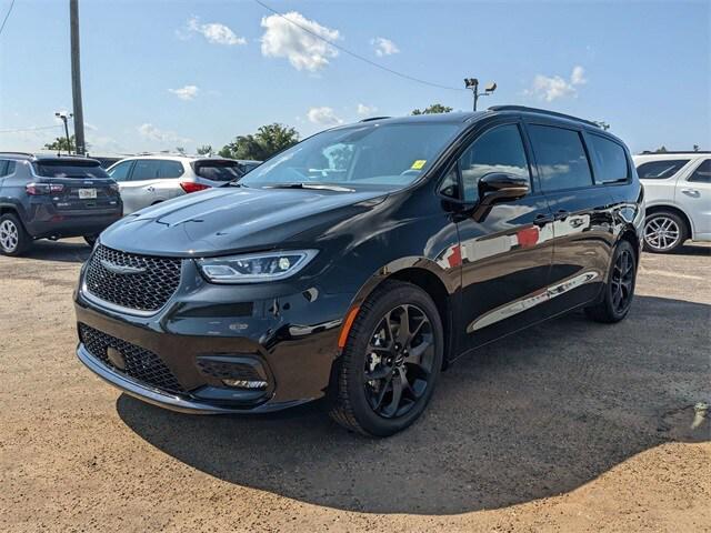 new 2024 Chrysler Pacifica car, priced at $42,026