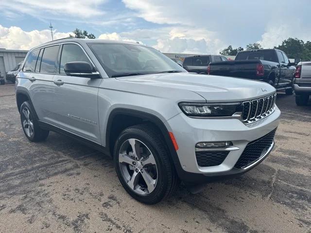 new 2025 Jeep Grand Cherokee car, priced at $48,048