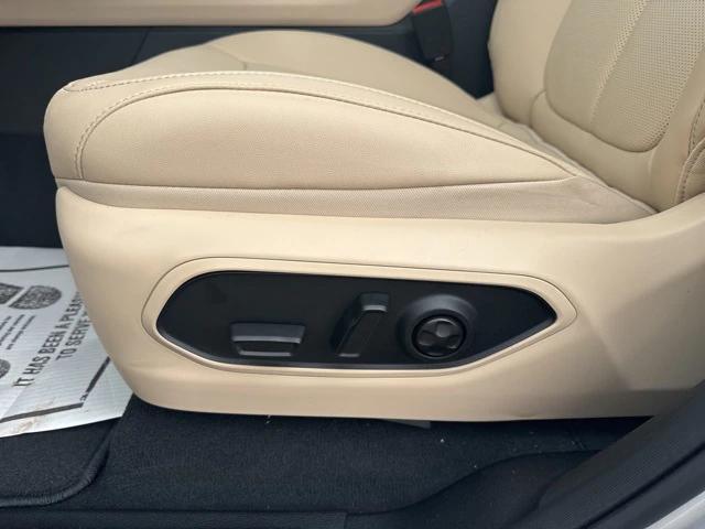 new 2025 Jeep Grand Cherokee car, priced at $48,048