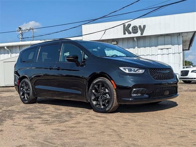 new 2024 Chrysler Pacifica car, priced at $42,026