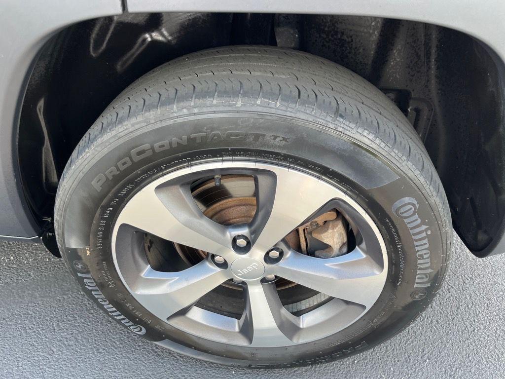 used 2021 Jeep Cherokee car, priced at $26,336