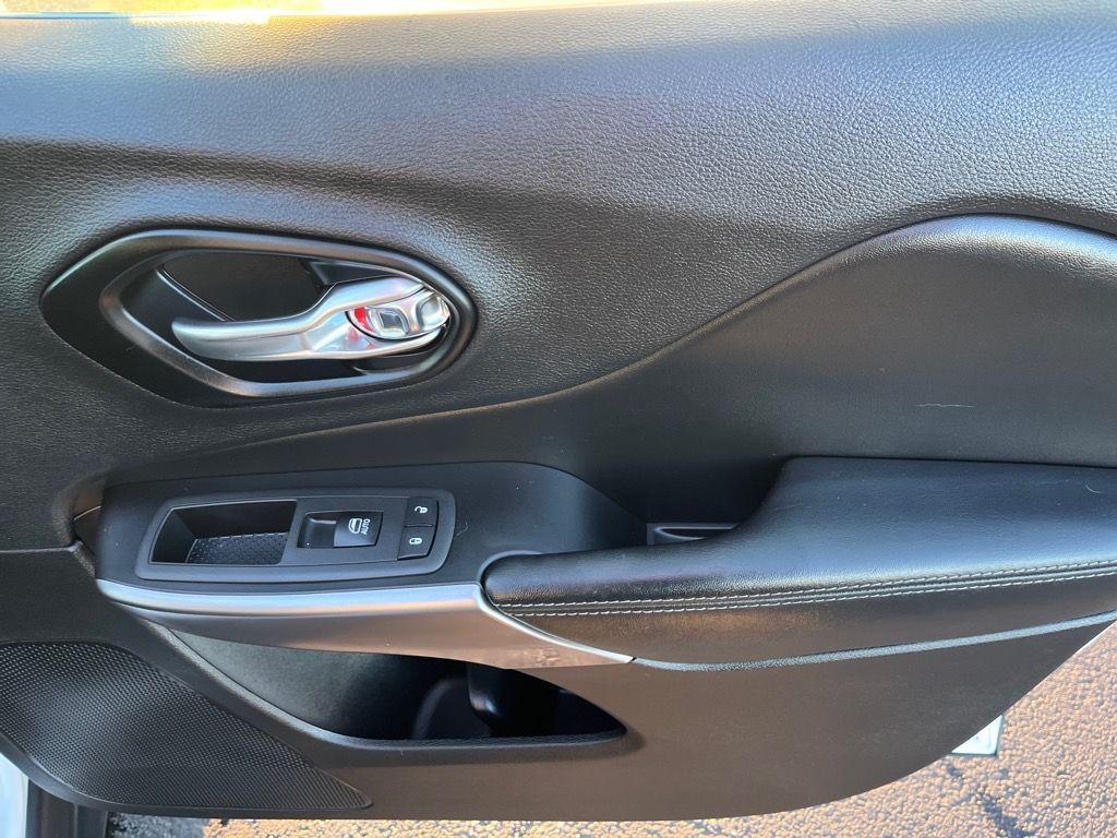 used 2022 Jeep Cherokee car, priced at $22,402