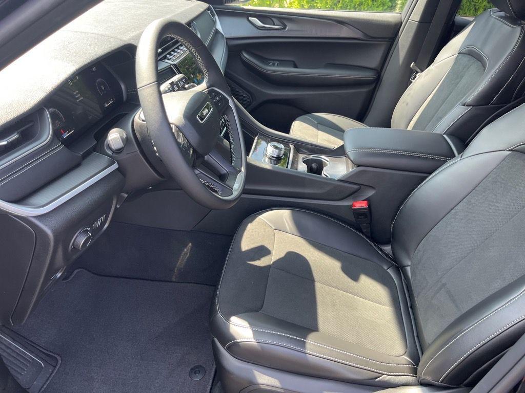 new 2025 Jeep Grand Cherokee car, priced at $42,003
