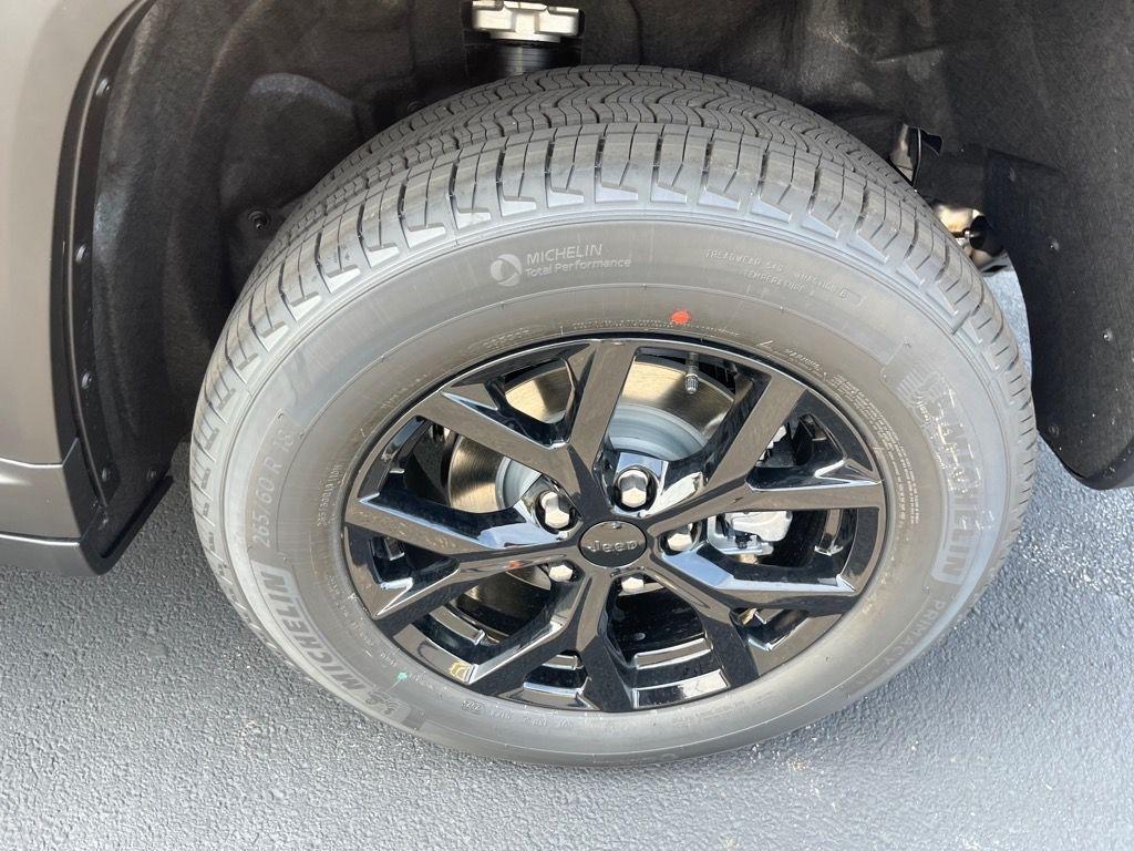 new 2025 Jeep Grand Cherokee car, priced at $42,003