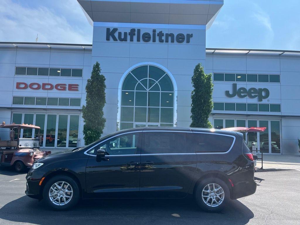 new 2025 Chrysler Pacifica car, priced at $39,927