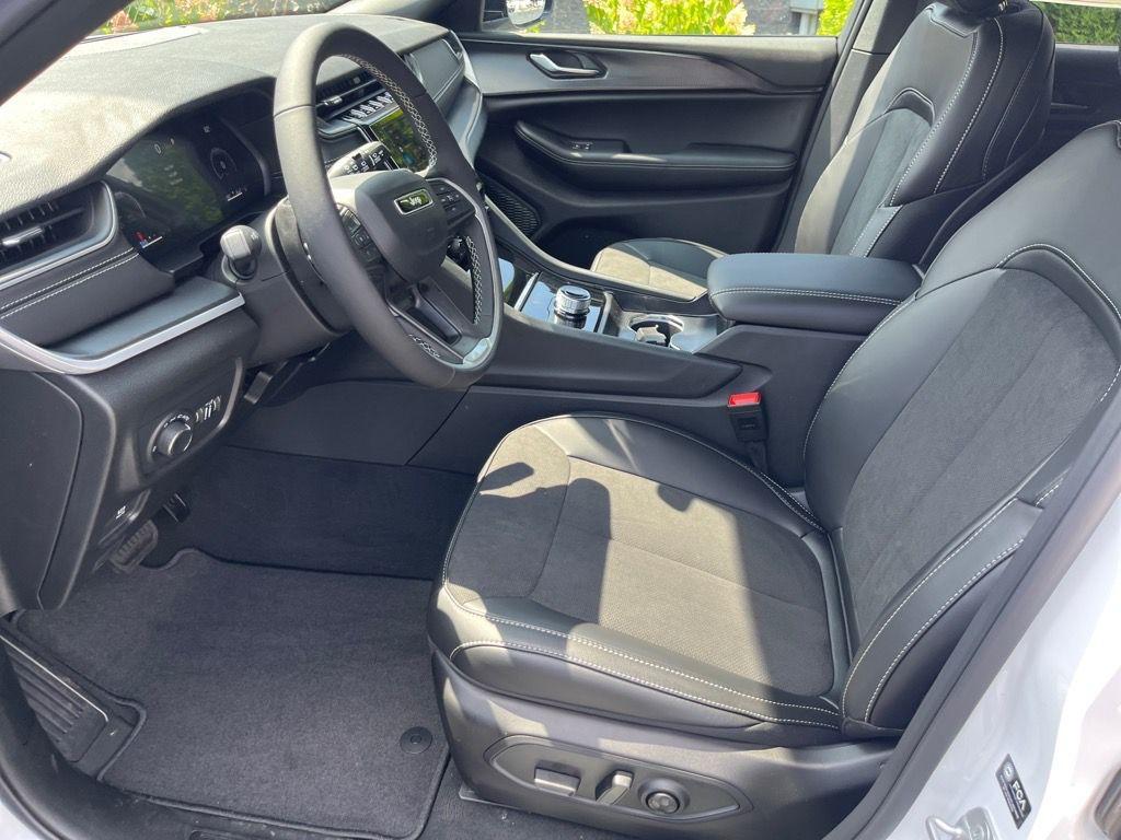 new 2025 Jeep Grand Cherokee car, priced at $37,855