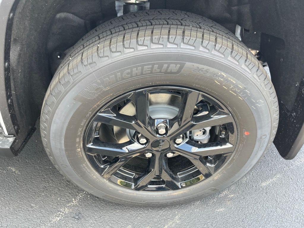 new 2025 Jeep Grand Cherokee car, priced at $37,855