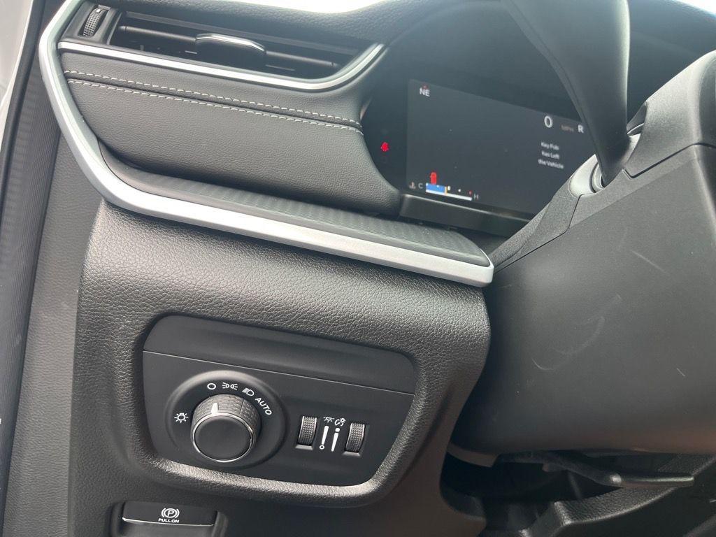 new 2025 Jeep Grand Cherokee car, priced at $38,855