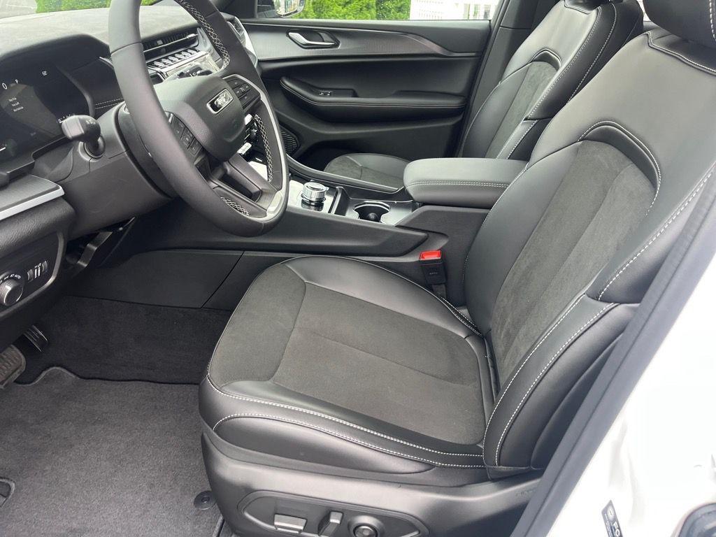 new 2025 Jeep Grand Cherokee car, priced at $38,855