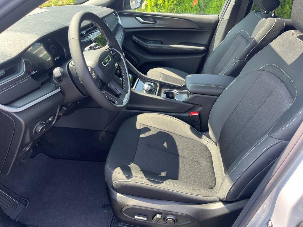 new 2025 Jeep Grand Cherokee car, priced at $38,215