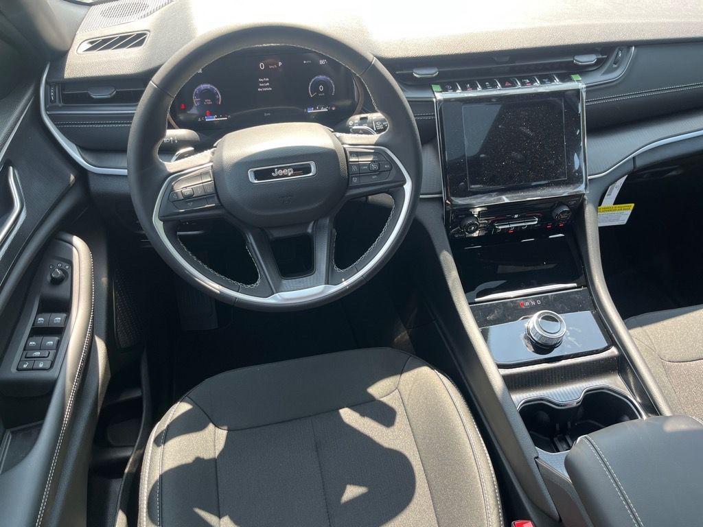 new 2025 Jeep Grand Cherokee car, priced at $38,215