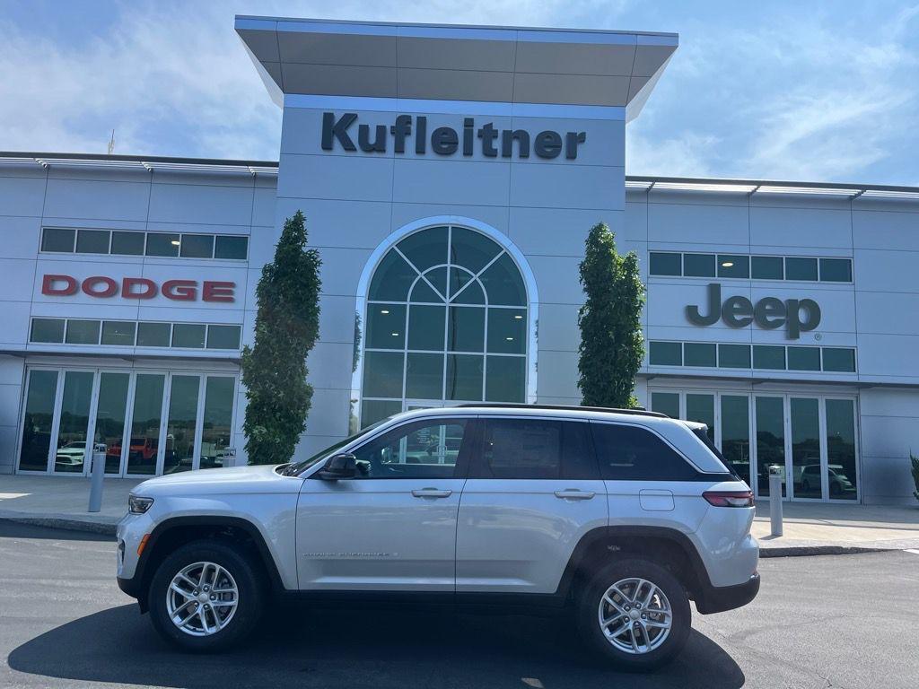 new 2025 Jeep Grand Cherokee car, priced at $39,215