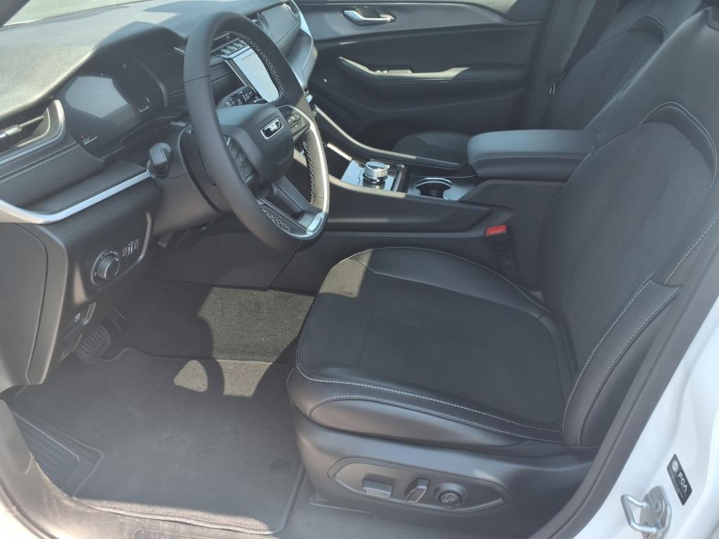 new 2025 Jeep Grand Cherokee car, priced at $43,286