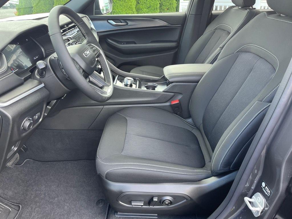 new 2025 Jeep Grand Cherokee car, priced at $39,777