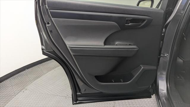used 2022 Toyota Highlander car, priced at $27,999