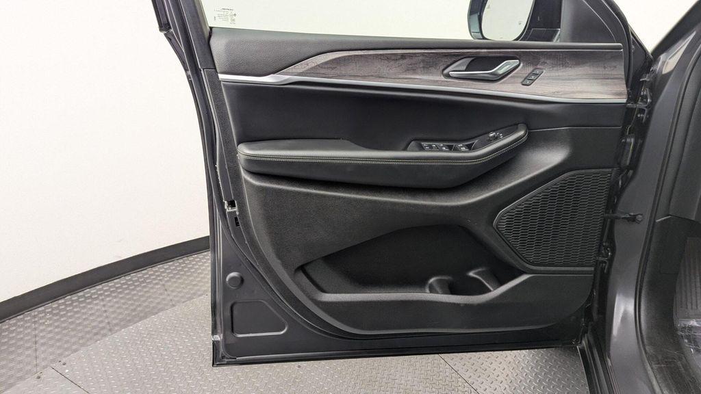 used 2024 Jeep Grand Cherokee car, priced at $28,399