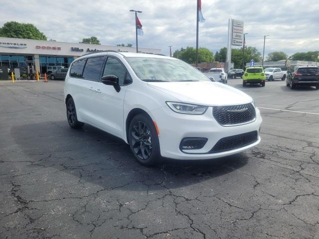 new 2024 Chrysler Pacifica car, priced at $46,695