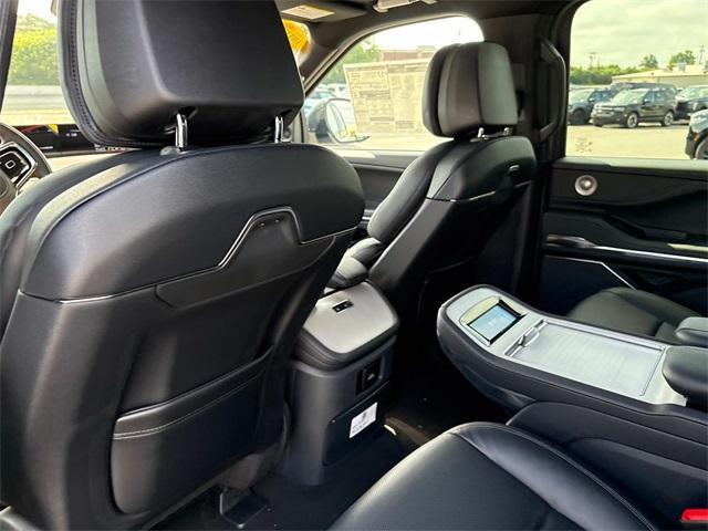 new 2025 Lincoln Navigator car, priced at $109,940