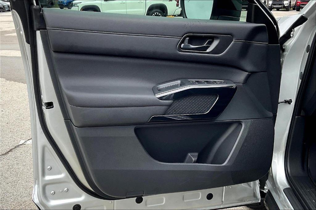 new 2025 Nissan Pathfinder car, priced at $40,450