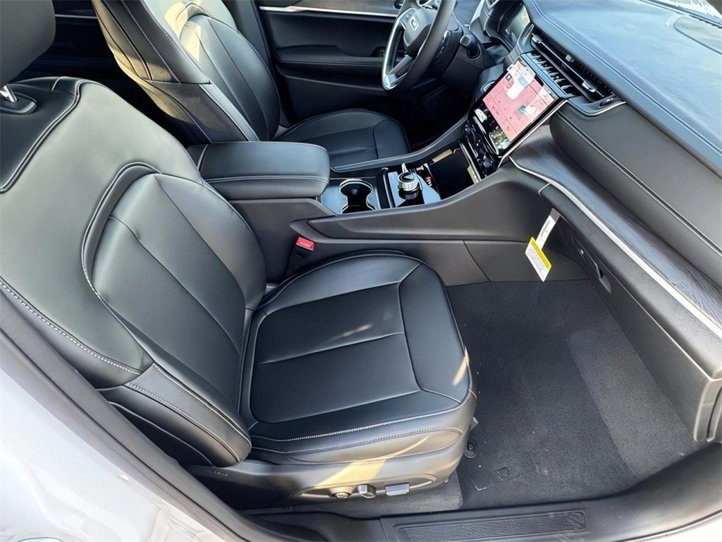 new 2025 Jeep Grand Cherokee car, priced at $39,492